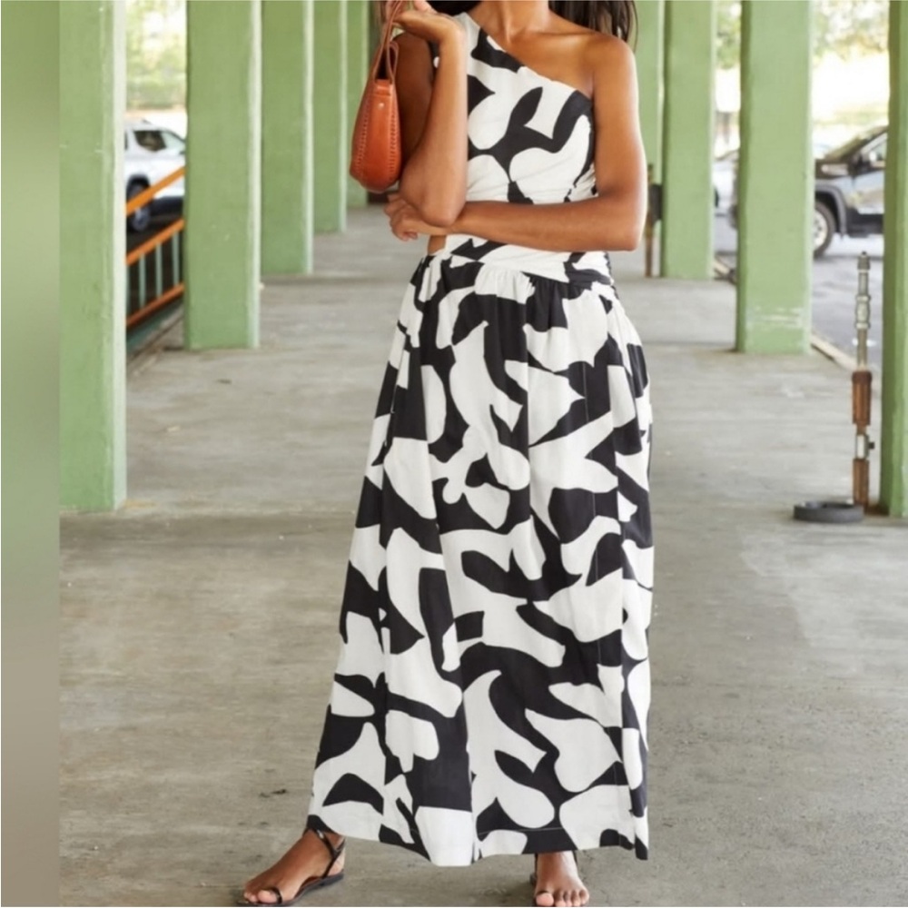 Abercrombie & Fitch White and Black Garment